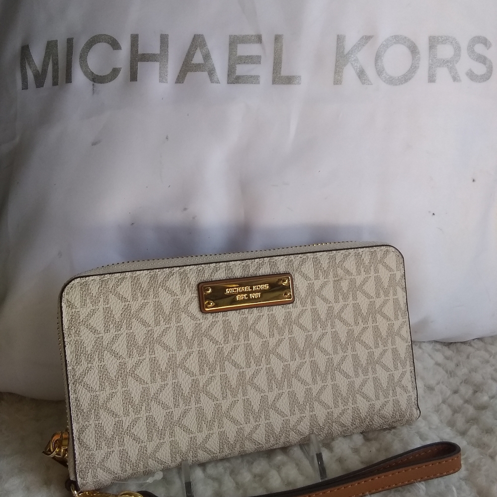 🎄🎁Michael Kors Wristlet & Phone Case